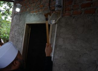 Gubernur Bengkulu Helmi Hasan Tinjau Bantuan Pasang Baru Listrik untuk Warga Kepahiang