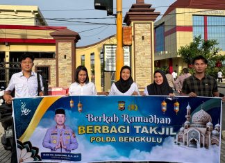 Giat Berkah Ramadhan, Polda Bengkulu Berbagi Takjil kepada Masyarakat