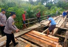 Wujud Kepedulian Polisi, Polsek Talo dan Warga Seluma Gotong Royong Perbaiki Jembatan Desa