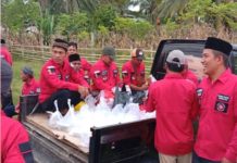 Kapolres Kaur dan Pemuda Batak Bersatu Bagikan 650 Takjil kepada Warga