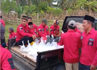 Kapolres Kaur dan Pemuda Batak Bersatu Bagikan 650 Takjil kepada Warga