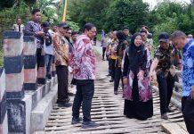 Wagub Mian Tinjau Jembatan Amblas di Air Merah, Koordinasi Cepat dengan Gubernur